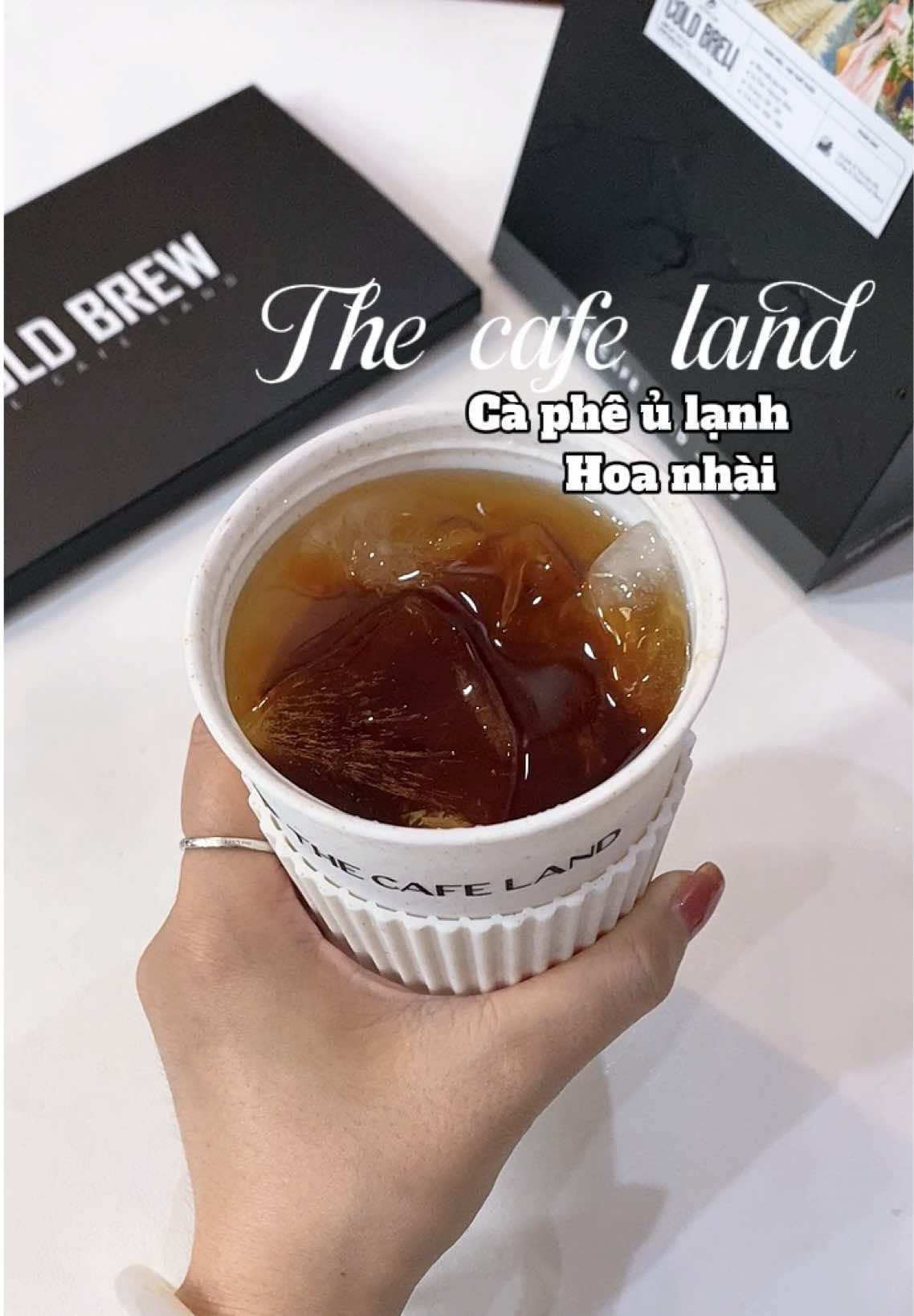 Đã có cà phê lại có hoa nhài nên thơm lắm lun nha. Mà tui rất là dành lời khen cho sốp này. Thiết kế hộp 3 gói thì trông như thiệp mời mà hộp 10 gói lại rất điệu nhé. Làm quà tặng hơi bị oke. Mà tặng cái cốc làm từ bột ngô nữa chứ, thân thiện môi trường mà vẫn sang. 100đ hehe #capheulanhcoldbrew #thecafeland 