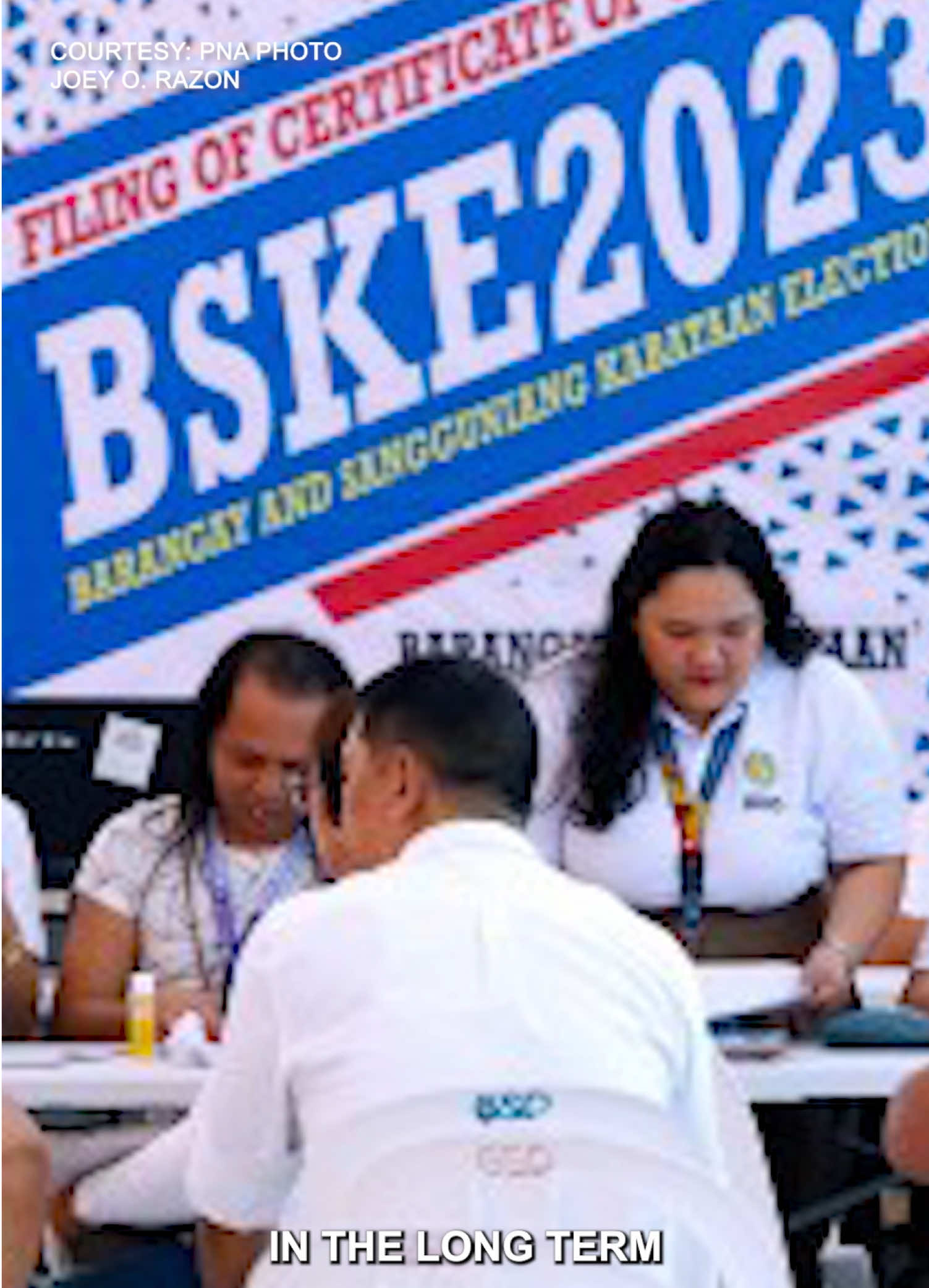 Pasado na sa Senado ang panukalang palawigin sa limang taon ang termino ng mga opisyal ng barangay at Sangguniang Kabataan.    Sa ilalim ng Senate Bill 2387, ipagpapaliban rin ang halalan ngayong Nobyembre at idaraos na sa 2028. Sa limang taong termino, mas may sapat na panahon ang ating mga barangay at youth leaders na magpatupad ng programang makikinabang ang komunidad.  Nagpapasalamat po tayo sa ating mga kapwa senador sa kanilang suporta sa panukalang ito. #SenChiz #BSKE