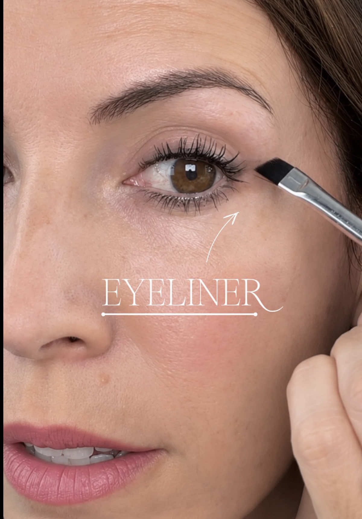 ¿QUIERES HACERTE EL EYELINER PERFECTO SIN COMPLICARTE? QUÉDATE QUE TE ENSEÑO  Aprende a hacer un eyeliner fácil y sencillo con una brocha biselada utilizando la técnica punta de flecha. Una técnica versátil para conseguir un eyeliner definido sin complicarte. GUARDA y COMPARTE este video para ayudar a que más mujeres puedan hacerlo cada vez mejor y se vean y se sientan bien en su propia piel.  Productos Utilizados:   - El lápiz de ojos Negro - La Brocha Biselada Todos los productos que ves son de ĀNA ĀPARICHI: 👉 www.anaaparichi.com 📍 Nuestras Beautiques en: -  Madrid: Narváez 25 y Fuencarral 149.  - Barcelona: Av Pau Casals 1.  #anaaparichi #maquillaje #Eyeliner      