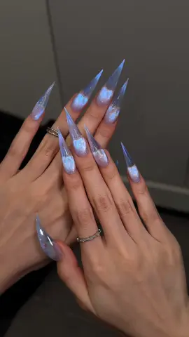 Ice-blue iridescent stiletto press-on nails #pressonnails #bluenails #uñasacrílicas #longnails #cateyenails 