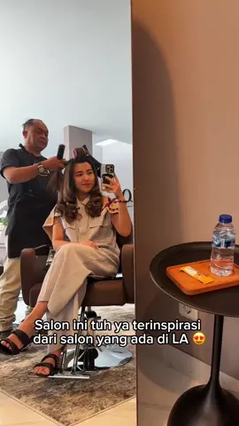 Berawal dari salon-salon di LA, lalu kepikiran… “Kenapa konsep blowout seperti ini belum banyak di Indonesia?” 👀 Dari situlah BLO hadir. Bukan salon yang mencoba melakukan semuanya, tapi justru fokus di satu hal yang bikin penampilan langsung terasa beda: blowout & hair styling. Dan ternyata experience-nya bukan cuma soal hasil rambut. Mulai dari hair wash, head & shoulder massage, sampai styling—semuanya dibuat supaya waktu di salon terasa seperti little escape dari kesibukan. Jadi kalau kamu tipe yang percaya kalau rambut bagus = mood bagus, BLO might be your new favorite spot. ✨ A little LA-inspired blowout experience, now closer to home. 🤍 . BLO BOUTIQUE SALON @bloboutiquesalon  Jl. Babakan Jeruk I No 18 Bandung WA : 0811-2111-3288 . #bandungfoodsociety #salonbandung #salon #bandunghits #infobandung 
