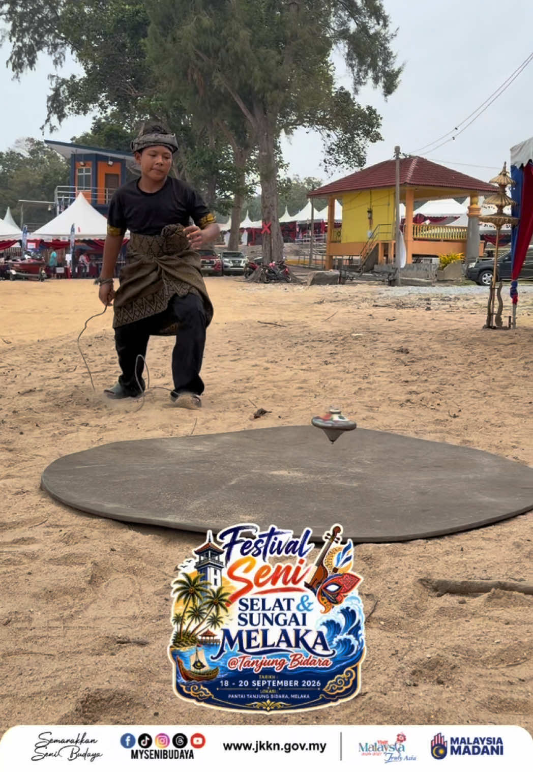 Menarik di Festival Seni Selat & Sungai Melaka @ Tanjung Bidara. Program yang membawakan pelbagai persembahan seni, kebudayaan, serta aktiviti pelancongan budaya khas untuk seluruh lapisan masyarakat. Tarikh: 18, 19 & 20 September 2026 Lokasi: Pantai Tanjung Bidara, Melaka #JKKN #JKKNMelaka #FestivalSeniSelatDanSungaiMelaka #MOTAC #MySeniBudaya