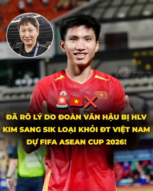 Sự vắng mặt của Đoàn Văn Hậu trong danh sách 23 cầu thủ dự FIFA ASEAN Cup 2026 đang thu hút nhiều sự chú ý. Trước đó, hậu vệ sinh năm 1999 vẫn thường xuyên được HLV Kim Sang-sik triệu tập và sử dụng trong các trận đấu. Theo phân tích, yếu tố chuyên môn có thể là lý do chính, khi Văn Hậu chưa còn phong độ đỉnh cao như trước và chưa tạo ra ảnh hưởng lớn như từng có. Trong đợt tập trung này, HLV cũng đang có thêm nhiều lựa chọn cho phòng ngự như Adou Minh, Cao Quang Vinh, Xuân Mạnh, Nhật Minh và Phan Tuấn Tài. Gần đây, Văn Hậu còn gây tranh luận về lối chơi quá quyết liệt, bị phạt treo giò 4 trận từ Ban kỷ luật VFF. Việc không được triệu tập có thể là một cảnh báo cho Văn Hậu về cạnh tranh vị trí. Anh từng gần như chắc suất bên hành lang trái, giờ phải chứng minh lại năng lực để lấy lại chỗ đứng trong đội tuyển. Cánh cửa ĐT Việt Nam chưa khép lại, nhưng để trở lại, Văn Hậu cần tìm lại phong độ cao và kiểm soát tốt hơn sự quyết liệt trong lối chơi của mình. 27 tuổi vẫn còn nhiều thời gian để chờ đợi, nhưng nếu muốn lấy lại vị trí, anh sẽ phải tự cố gắng cạnh tranh.