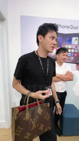 🛑 Màn đối thoại của 2 nhân viên ưu tú Anh Tài và Bi Max khi tới giờ vô ca nhưng quá đắc hàng iphone nhập không kịp tại sự kiện mở bán iPhone 18Pro tại Minh Tuấn Mobile  #ChumChumHopTacCungMinhTuanMobile #MinhTuanMobile #iphone18pro #ChumChum