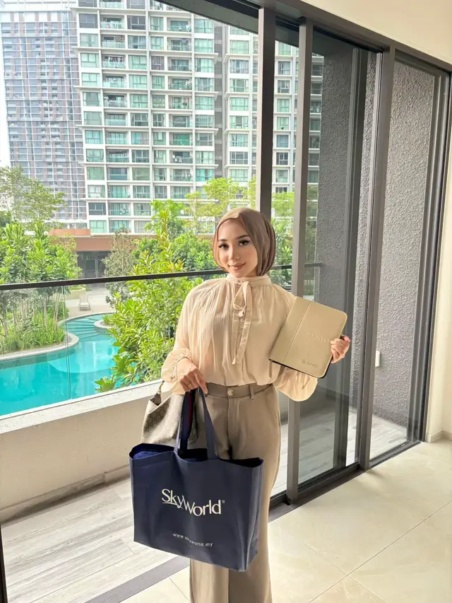 From dreaming about it to finally holding the keys 🏡🔑 Alhamdulillah for this beautiful milestone and for having each other through every step. Here’s to a home filled with love, laughter, peace and countless memories 🤍 #curvoresidences 