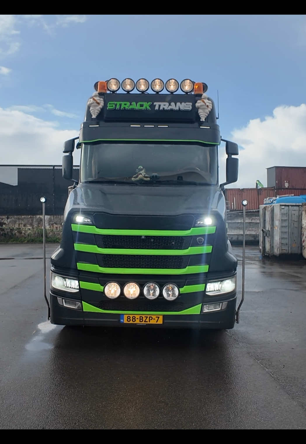 We finally meet Strack Transport, this is a Scania torpedo truck aka the green torpedo with  16.4-liter Scania V8 diesel engine (DC16 117 engine series) and 650 horsepowers from Strack Transport with a customised cabin. #truckdriver #voorjoupagina #truckspotten #truckvideos #trucktok 