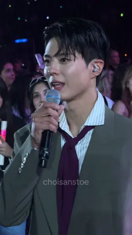 lookin so majestic (whyd he spawn next to us tho) #parkbogum #musicbankbarcelona 