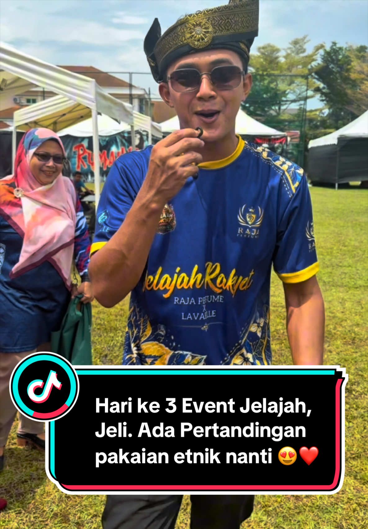 Hari ke 3 Event Jelajah, Jeli. Ada Pertandingan pakaian etnik nanti 😍❤️ Jom ramai-ramai meriahkan suasana Jelajah Rakyat Raja Perfume dan join pelbagai aktiviti sukan bersama rakyat di Jeli. 16 - 19 September. Jumpa kami di sana. 🤗 Siapa yang dah dapat hadiah tadi? Cuba komen “SAYA HADIR” 😃👇🏻 #RajaPerfumeMalaysia #RajaPerfumeXLavabelle  #CeoRajaPerfume #BossLongRajaPerfume @BOSS RAJA PERFUME  @CEO RAJA PERFUME  @BOSS LONG RAJA PERFUME 2  @BOSS LONG RAJA PERFUME 3  @Madam Raja Perfume 🤗 
