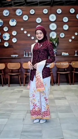 Anggun dengan standar yang berbeda. ✨ Siluet khas Janggan yang tegas, detail jahitan presisi, dan sentuhan batik elegan menyatu dalam tampilan berkelas yang memancarkan karakter di setiap sisi. 🤎 #rekomendasikebaya #kebayajanggan #kebayawisuda #kebayakondangan 