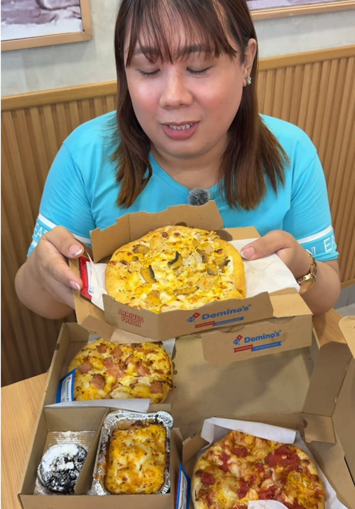 ₱99 lang ‘to?! Lupet noh? 🍕🔥 Level up your solo cravings with @Domino’s Pizza Philippines Pizza Mania — solo pizza na maliit man, grabe naman sa sarap! ✨ Choose from 4 flavors: Saucy Margherita, Meaty Mania, Cheesy Bacon, and Creamy Chicken Alfredo. And yes, ₱99 each lang! Perfect for those days na gusto mo lang ng quick lunch, merienda, or pizza break without spending too much. Sulit na, satisfying pa. 🤌🏻 Available via Dine-In, Carryout, and Delivery. Because sometimes, a good pizza moment is all you need. #PizzaMania #DominosPH #Pizza