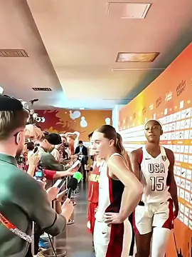 Angel Reese tugs Paige Bueckers’ hair mid interview and fans react #AngelReese #PaigeBueckers #TeamUSABasketball #FIBAWorldCup #WNBA 