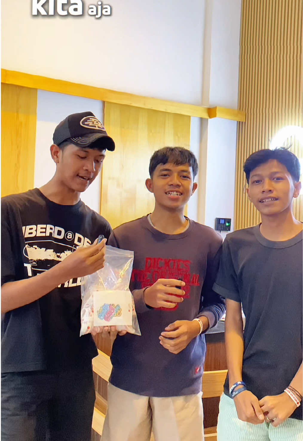 Tongkrongan juga harus punya gelang custom!🤩🙌🏻 #gelangcustom #embraceletsupply #tongkrongan 