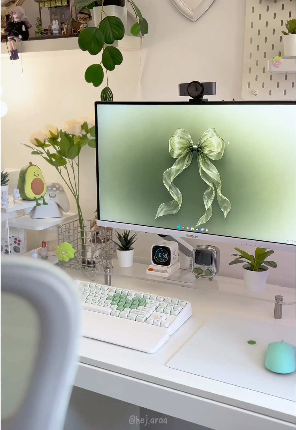 my first yunzii keyboard is here~😭 i’m in love esp this matcha green + a cute heart design 🍵💚 the Yunzii B87 def a pretty addition to my setup 🥺  #yunzii #yunziib87 #yunziikeyboard #keyboard #mechanicalkeyboard 