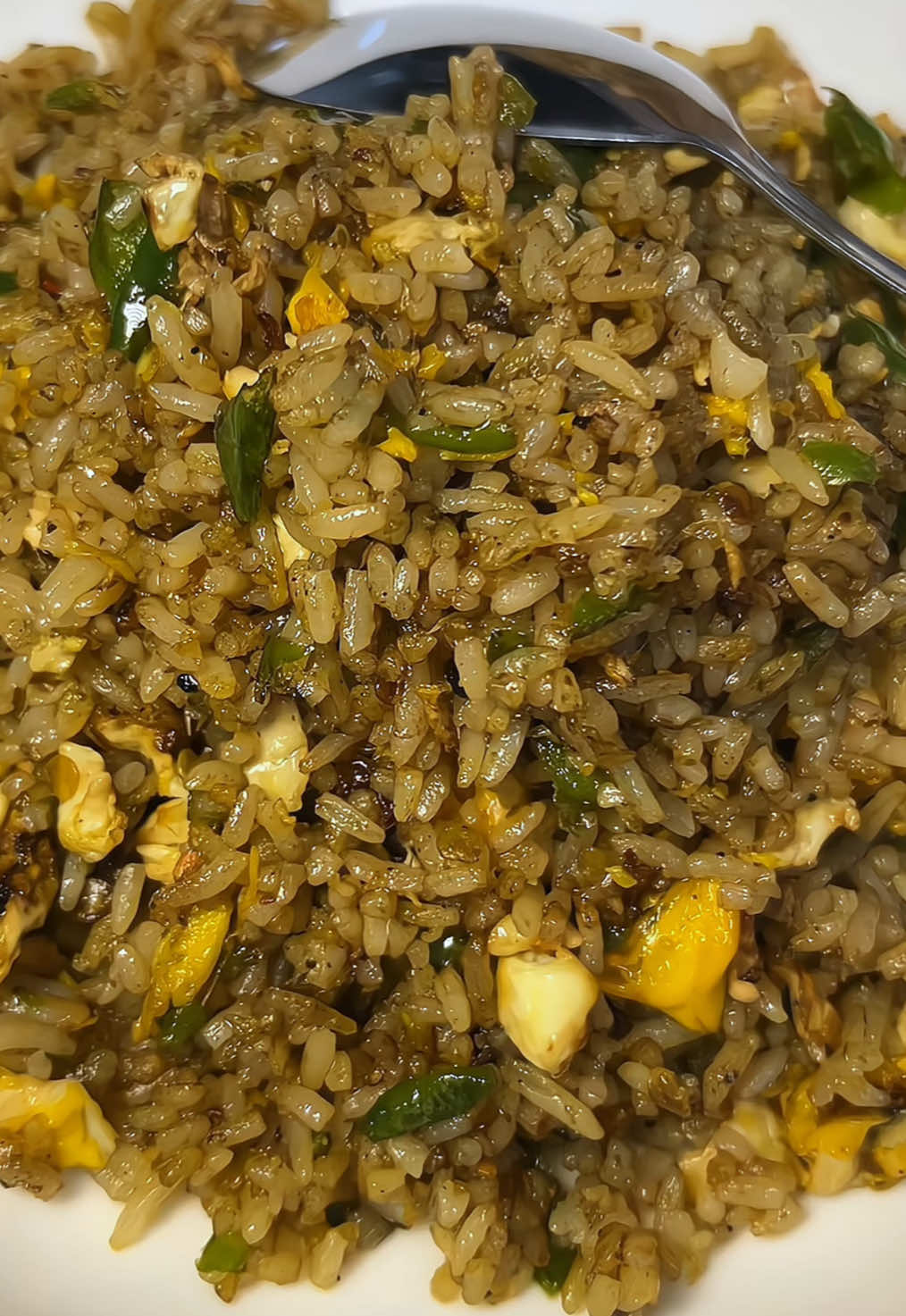 Alhamdulillah nikmat hari ini, nasi goreng cabe ijo🌶️🤤👌🫶 🌶️ Nasi Goreng Cabe Ijo Bahan: * 2 porsi nasi putih sisa semalam * 5 siung bawang putih * 10–15 cabai rawit hijau, sesuai selera * 1–2 sdm minyak goreng * 1 sdt minyak wijen * 1 sdm kecap asin * 1 sdm saus tiram * Garam secukupnya * Micin secukupnya * Penyedap rasa secukupnya Cara membuat: 1. Ulek kasar bawang putih dan cabai rawit hijau. 2. Panaskan minyak, lalu tumis bumbu ulek sampai benar-benar matang dan harum. 3. Masukkan nasi sisa semalam, aduk dan tekan-tekan supaya tidak menggumpal. 4. Tambahkan minyak wijen, kecap asin, dan saus tiram. 5. Bumbui dengan garam, micin, dan penyedap rasa secukupnya. 6. Aduk rata dan masak sampai nasi benar-benar tercampur dengan bumbu dan agak kering. 7. Koreksi rasa, lalu angkat dan sajikan selagi hangat. 🍚🌶️ Tips: Pakai nasi sisa semalam yang teksturnya lebih kering supaya hasil nasi gorengnya pera dan nggak lembek. #nasigorengcabeijo #nasigorengsolaria 