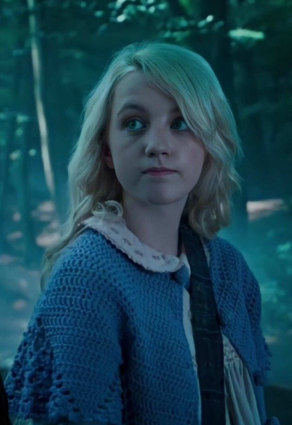 لونا لوفغود (Luna Lovegood) هي إحدى الشخصيات في سلسلة أفلام وكتب هاري بوتر، وتظهر لأول مرة كطالبة في مدرسة هوغوورتس للسحر والشعوذة. تنتمي لونا إلى منزل Ravenclaw (رافنكلو)، وتشتهر بشخصيتها الهادئة والمختلفة عن باقي الطلاب. تتميز لونا بأنها فتاة لطيفة، ذكية، شجاعة، وصادقة، لكنها في الوقت نفسه غريبة الأطوار ولا تهتم كثيرًا بما يعتقده الآخرون عنها. لديها أفكار ومعتقدات خاصة بها، وغالبًا ما تتحدث عن أشياء لا يصدقها الآخرون، وهذا يجعل بعض الطلاب يسخرون منها، لكنها لا تسمح لهم بتغيير شخصيتها. تصبح لونا مع مرور الأحداث صديقة مقربة لهاري بوتر ورون ويزلي وهيرمايني غرينجر، وتشارك معهم في العديد من المواقف والمغامرات. كما أنها تُظهر شجاعتها في مواجهة الأخطار، خصوصًا عندما تبدأ الأحداث المتعلقة بمواجهة فولدمورت وأتباعه. ومن أكثر الأشياء التي تميز لونا حبها للمخلوقات السحرية واهتمامها بالأشياء الغريبة، كما أن والدها زينوفيوس لوفغود هو محرر مجلة The Quibbler. ورغم أن لونا تبدو في البداية شخصية غريبة وغير مألوفة، إلا أنها مع تطور القصة تظهر كشخصية قوية ومخلصة، وتثبت أن الاختلاف عن الآخرين ليس عيبًا.||#رودي_بلاك  #harrypotter #fyp #viral #foryou 