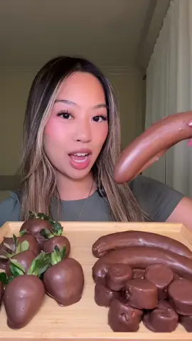 Chocolate covered bananas🍌 and 🍓. The bananas were so hard to coat lol #mukbang #mukbangeatingshow #chocolate #mukbangs #chocolatecoveredstrawberries