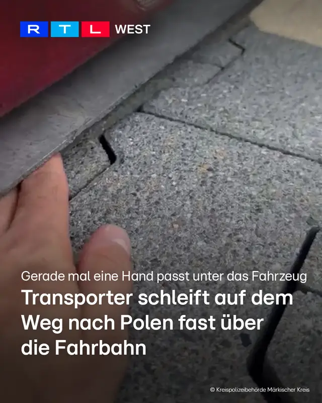 39 Mängel und fast keine Bremswirkung. Die Polizei hat in Lüdenscheid (Märkischer Kreis) einen völlig maroden und überladenen Autotransporter aus dem Verkehr gezogen. Der Fahrer wollte am Mittwoch (17.09.) damit bis nach Polen fahren. Den Beamten fiel das Gespann schon wegen seines schlechten Zustands auf. Der Transporter lag so tief, dass er fast über den Boden schleifte. Unter das Fahrzeug passte kaum noch die Hand eines Polizisten. Ein Gutachter fand schließlich 39 Mängel. 14 davon waren so schwerwiegend, dass das Fahrzeug als gefährlich und verkehrsunsicher eingestuft wurde. Die Reifen waren bis auf das Metallgewebe abgefahren. Auch die Bremsen funktionierten teilweise kaum oder gar nicht. Dazu kamen gebrochene Teile am Rahmen und eine marode Anhängerkupplung. Der Anhänger hätte sich laut Polizei jederzeit lösen können. Die Fahrt war damit sofort beendet. Gegen Fahrer und Halter wurde Anzeige erstattet.