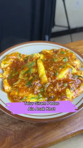 Pulang kerja capek, datang-datang langsung nuntut makanan macam-macam. Ya ngomel lah, mana udah akhir bulan 😂 Untung ada Kanzler Nyaos Gochujang. Telur ceplok biasa disiram saus ini langsung berasa makan enak tanpa ribet.