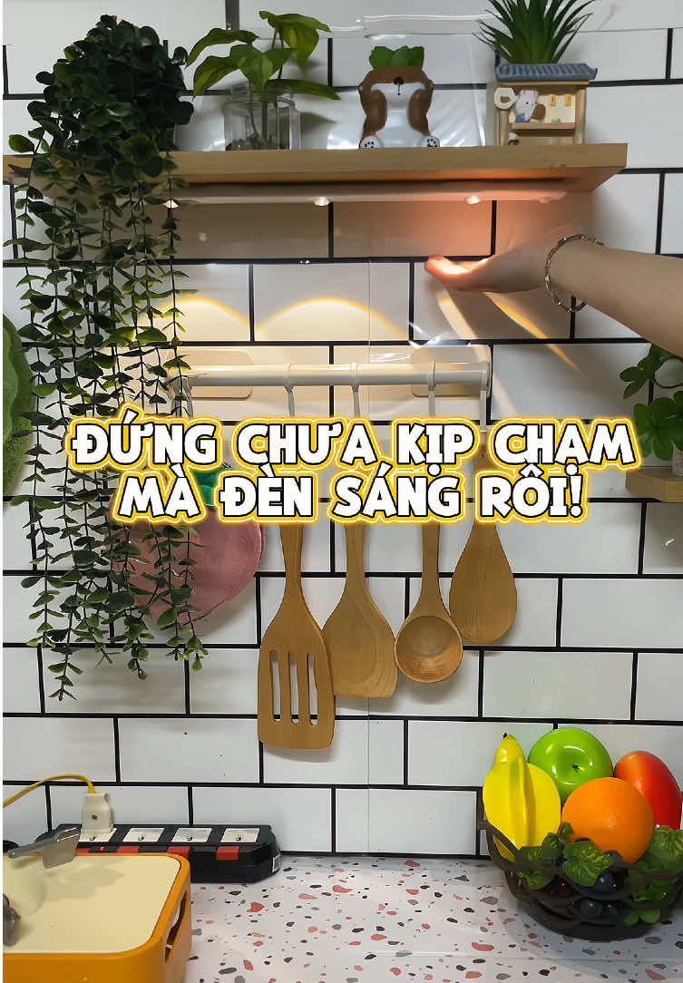 Lại gần là tự sáng ✨ khỏi mò công tắc trong bóng tối luôn 😆 Đèn nhỏ gọn, 3 màu sáng, sạc USB, dán 3M và khoá siêu tiện. Để tủ, hành lang hay góc bếp đều xinh xắn 💡 #decor #decorbep #dencambien  #denledtrangtri #decortrangtri 