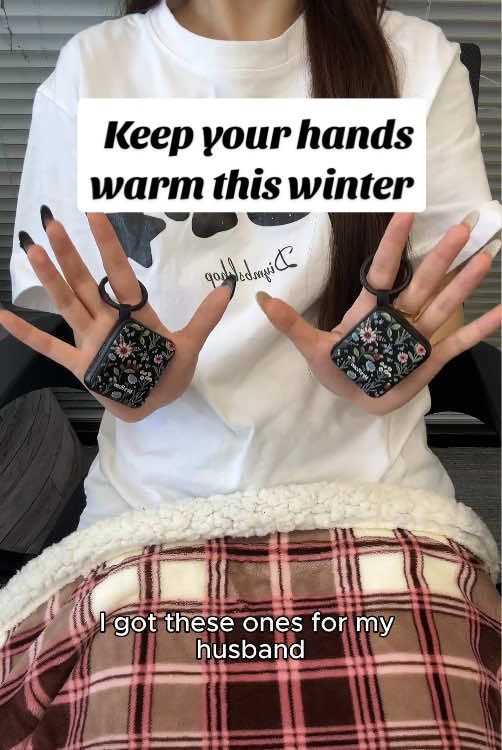 Pretty hand warmer!Nice size!Heats up fast!#tiktokshopcreatorpicks #stockingstuffers #falldealsforyoudays #handwarmers #winteressential 