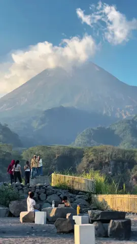 Sore hari juga nggak kalah keren 😍 Ditemani view Gunung Merapi dan hamparan Kota Jogja dari sini. 🏔️🌆✨ 📍Kopi Alam Merapi #KopiAlamMerapi #NongkrongJogja #jogja24jam #ngopisyahdu #sunset 