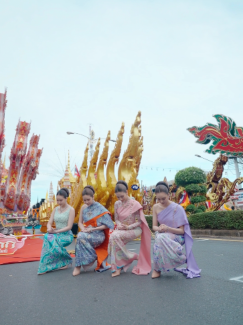 ชุดไทยพระราชนิยม มรดกทางวัฒนธรรมไทยอันล้ำค่า หลอมรวมกับปาเต๊ะแดนใต้✨ #สาวคลอเทียร์ #ชักพระ #ชุดไทยพระราชนิยม #คลอเทียร์ปาเต๊ะ #ต้นตำรับปาเต๊ะลายลิขสิทธิ์เจ้าแรกของประเทศไทย