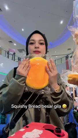 Squishy roti besar gila.. lembut sgt.. blh bt bantal peluk ..jemput dtg ke sunway wangsa walk mall.. Booth di tingkat G berhadapan dgn chagee.. ready stock ya roti besar ni..