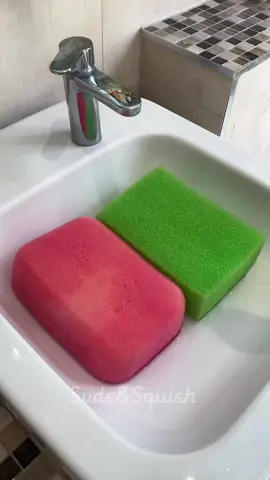 Suds overflow on my hard and soft epoxy’s empty ds 🫧🫶🫧🧽 #spongesqueezing #ASMR #oddlysatisfyingvideos #spongeasmr #suds 