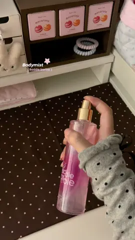 Chiếc bodymist thơm mùi embes🍭 … nhưng là bé hư=)))) #unboxing #unbox #bodymist #fyp #xh 