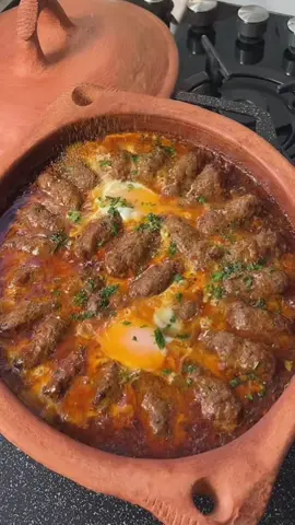 🤎 Tajine de kefta viande hachée aux œufs 🍳🇲🇦 Ingrédients : * 2 oignons rouges * Huile d’olive 🫒 * 2 tomates râpées 🍅 * Ail * Persil 🌿 * Sel, poivre * Cumin * Paprika * Gingembre * Curcuma * Coulis de tomate * Viande hachée * Œufs 🥚 Préparation : 🧅 Faire revenir les 2 oignons rouges dans un filet d’huile d’olive. 🍅 Ajouter les tomates râpées, l’ail, le persil, le sel, le poivre, le cumin, le paprika et le curcuma. Laisser mijoter. 🥩 Pendant ce temps, assaisonner la viande hachée avec de l’oignon râpé, du persil, du sel, du poivre, du cumin et du paprika. Bien mélanger puis façonner la viande en petits boudins de kefta. 🍅 Ajouter ensuite le coulis de tomate à la sauce, puis disposer les boudins de kefta dans le tajine. 🫕 Couvrir et laisser mijoter tranquillement. 🥚 Ajouter les œufs, puis un peu de persil et de cumin. Terminer avec un filet d’huile d’olive.                                ✨ Un pur régal ! 🤎🍳