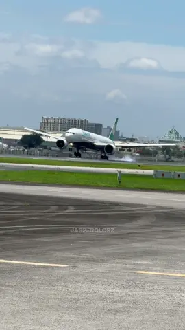 Eva Air B777 touchdown. #aviation #fyp #airplane #boeing #planespotting  @Capt. Meddy👨‍✈️🛫 @Jruss_14 @Capt. Crazy @Orichal @ChiŤö @Jhobai @pawixx✈️ @mnlwoppr @cyviation @Joross. @Professor | Jaz @J A Z @<Hanziii/> @Captain Skylit @Chris @speedyjordi 