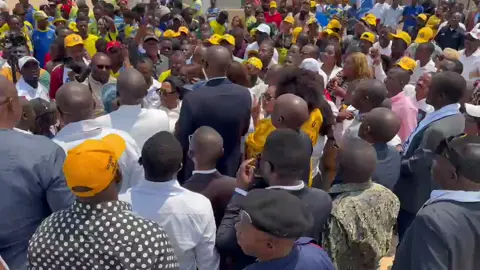 À la résidence officielle de Jacques Kyabula Katwe à Lubumbashi, des populations venues spontanément ont afflué pour saluer celui qui a construit le Haut-Katanga, dans une scène particulièrement émouvante, ce vendredi 18 septembre 2026. Devant les populations venues le saluer, Jacques Kyabula Katwe a adressé ses remerciements au Chef de l’État, Félix-Antoine Tshisekedi Tshilombo, pour son implication personnelle. #NoComment
