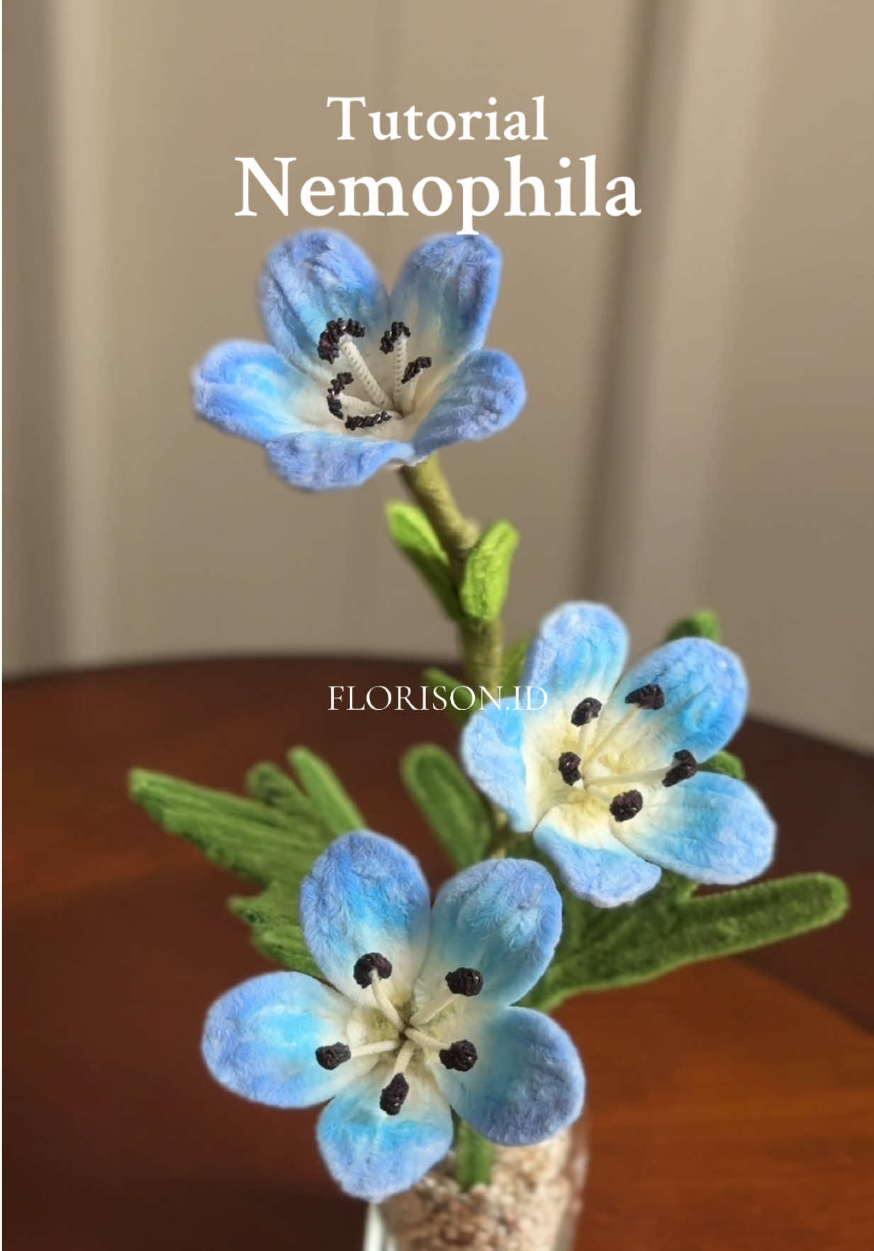 Membalas @taa🏹 Nemophila adalah bunga kecil yang terkenal karena warna birunya yang lembut dan bentuknya yang sederhana. Salah satu spesies paling populer adalah Nemophila menziesii, yang sering disebut Baby Blue Eyes 🩵  #handmade #crafting #fuzzywireflowers #DIY #nemophila 