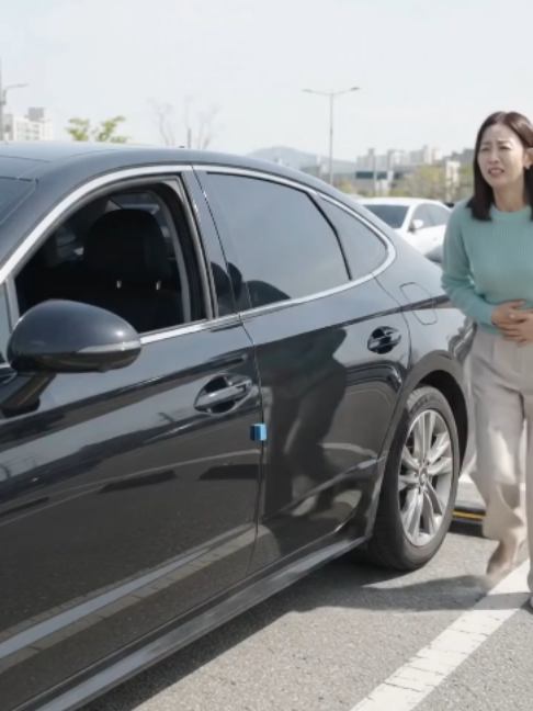 🚗 차 타자마자 남편한테 뿡 방귀 뀌었는데, 결국 이렇게 끝났습니다 😱 차 타자마자 장난치려고 방귀를 뀌었는데,  뒷좌석에 시부모님이 타고 계셔서 진짜 등골이 서늘해지는 상황입니다 😱 의기양양하게 웃던 며느리의 표정이 단 1초 만에 하얗게 질려버리는 역대급 반전  결말이 기다리고 있습니다 🥶   여러분도 가족이나 연인 앞에서 생각지도 못한  민망한 순간을 겪어보신 적 있나요?   저도 예전에 차 안에서 장난치다가 크게 당황했던  기억이 떠올라 남일 같지 않네요 😅  만약 여러분이 저 며느리였다면 그 자리에서  어떻게 수습하셨을지 댓글로 남겨주세요!   #시월드 #사이다 #쇼츠 #공감사연 #일상반전 #차량용방향제 Made with Vrew, the AI video editor