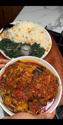 The viral Cat fish sauce that will make you over eat. One year later and you still haven’t tried it? Why? Try it this Sunday 🥰🥰 Ingredients: * Fresh catfish * Vegetable oil and palm oil * Onions * Fresh tomatoes * Scotch bonnet pepper, Shomgbo, tatase * Iru * Scent leaves * Seasoning cubes * Salt * Water * Crayfish powder 