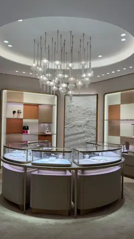 Menikmati sore bersama Cartier dalam perayaan Mid-Autumn melalui intimate showcase yang menghadirkan kreasi-kreasi istimewa dari Maison. Mulai dari Panthère de Cartier dan Tank Louis Cartier, hingga pengalaman menikmati teh yang dipadukan dengan canapés bernuansa Mid-Autumn, setiap detail dirangkai untuk menciptakan momen yang berkesan. Kunjungi dan temukan koleksi selengkapnya di butik Cartier, Plaza Indonesia hingga 20 September 2026. #Cartier #TheTimePlace