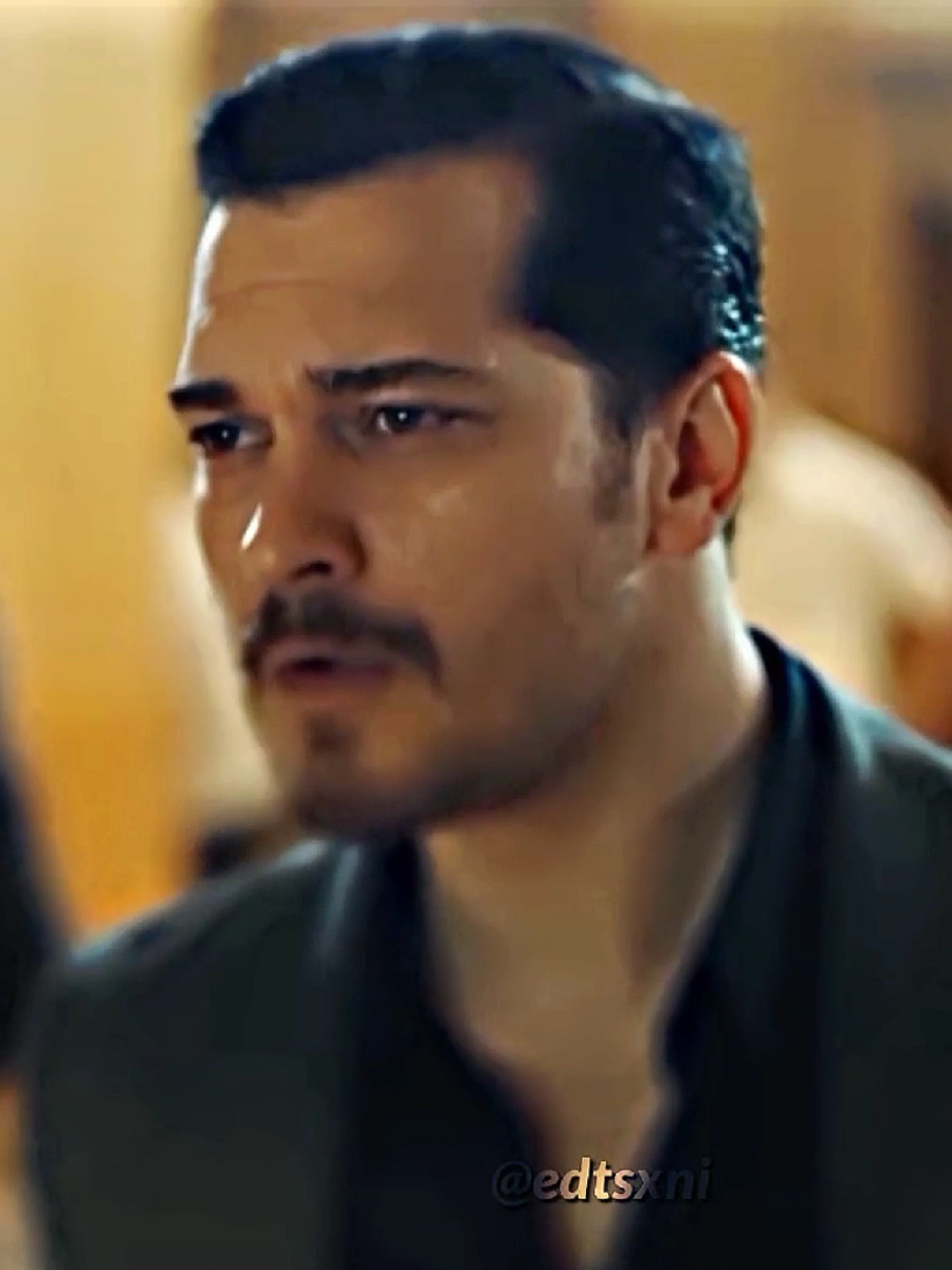 I know WE ALL wanted to throw away Eşref's phone in this scene #eşrefrüya #eşreftek #demetozdemir #cagatayulusoy 
