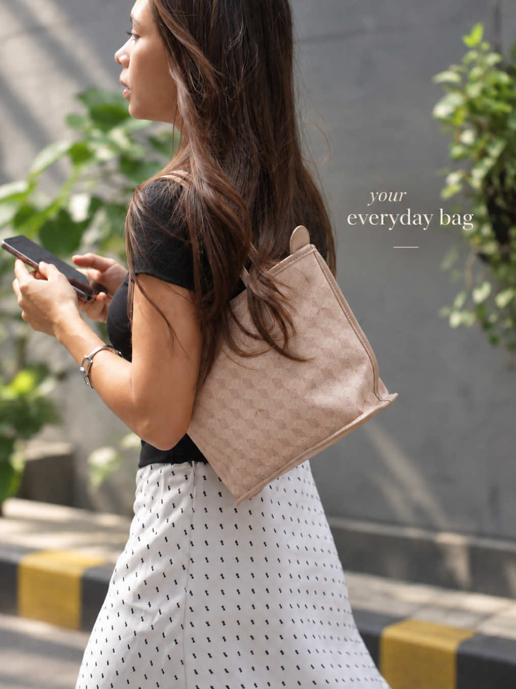 Ini dia mini tote bag yang simple dan compact!❤️  tas mini yang sat-set tapi cukup buat bawa daily essentials kamu!✨ Kalau mau juga buruan join live kita ya😛 #agefree #tasmini #tasaesthetic #promotiktok 