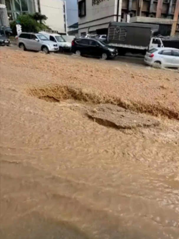 الأمطار الغزيرة في #لبنان تحوّل الطرق إلى مستنقعات وتوقف حركة السير