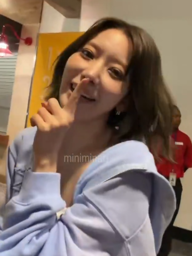 Asking The SAKI for her number #lesserafim #miyawakisakura #lesserafim_sakura #lesserafim_saki ##lesserafim_concert_pureflow_2026  @LE SSERAFIM 