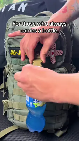 I need this yesterday 🎒 Comment “CLIP” if you want one. No more bottle falling down. No more juggling your bag and your drink. Just clip it. Done. Works on any backpack, belt or bag. Hiking, gym, commute, bike, wherever you go. . : : . . . . . #waterbottle #hydrationhack #backpackessentials #gymbag #hukinggear     