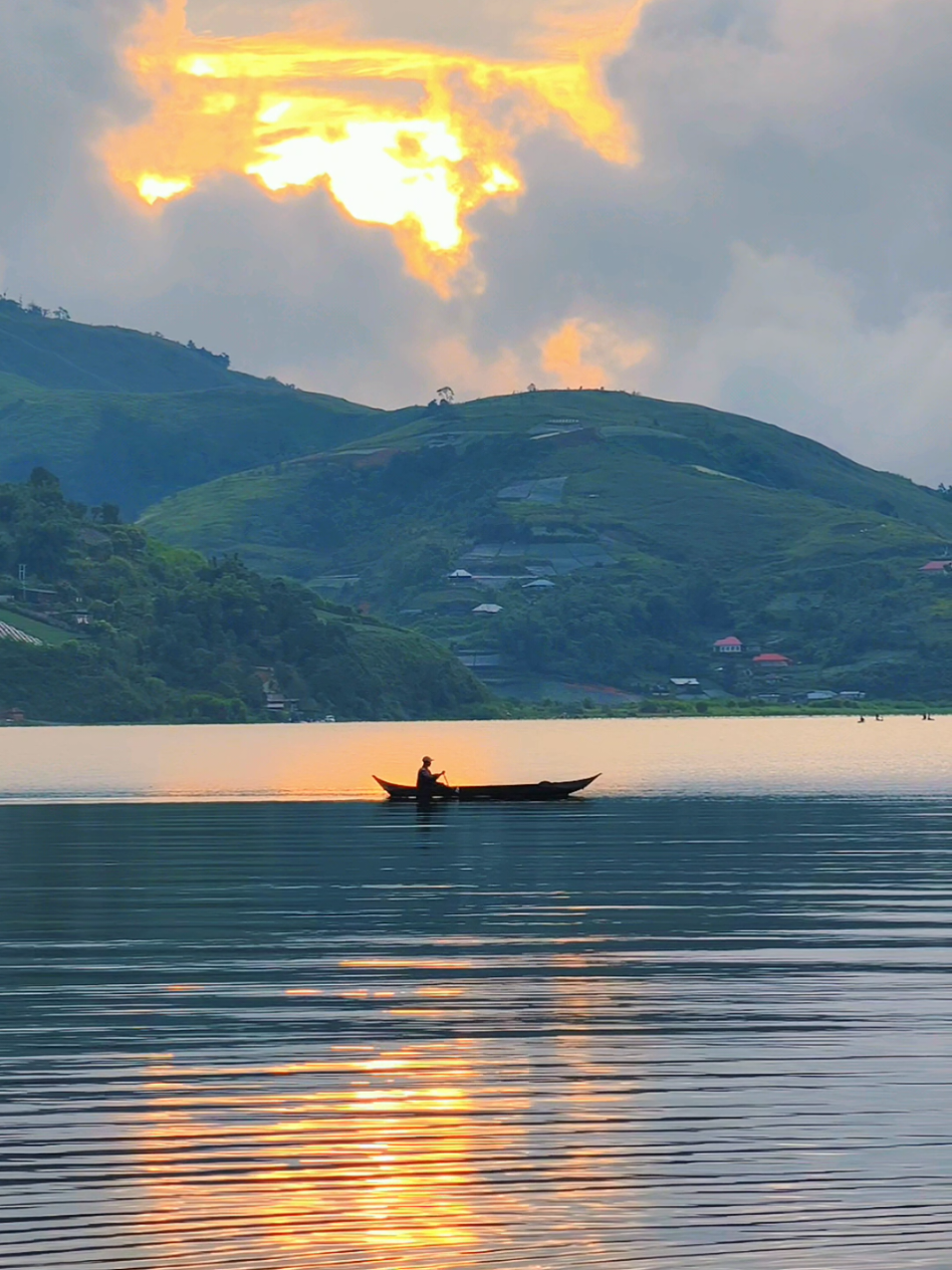Suasana sore di danau diatas alahanpanjang 👍 @alahanpanjang.tour, jadikan liburan anda lebih berkesan, 082311523660 wa, paket layanan tour alahanpanjang.dokumentasi video liburan drone & foto berwisata- jetski-jeep-paddle- dll #alahanpanjang #fyp #sumbar #wisataalahanpanjang #wisatasumbar 