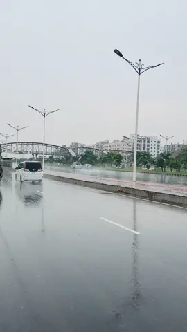 বৃষ্টিস্নাত পূর্বাচল এক্সপ্রেসওয়ে—মেঘলা আকাশে মনোমুগ্ধকর এক দৃশ্য #পূর্বাচলএক্সপ্রেসওয়ে #বৃষ্টিস্নাতঢাকা #বৃষ্টিরদৃশ্য #PurbachalExpressway #RainyDay 
