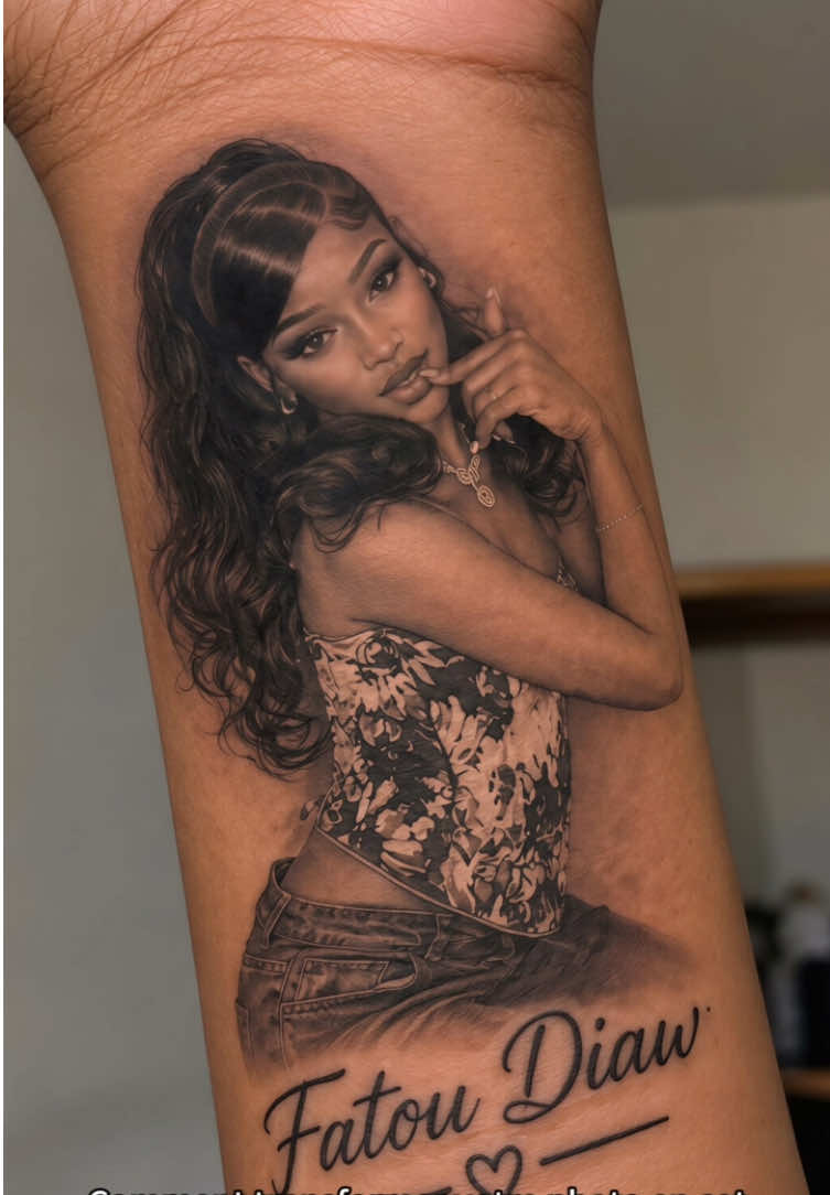 #hypic #hypiccreator ✨🖤 Crée ton propre effet portrait tattoo réaliste avec l’IA ou comme inspiration tattoo design 🔥🖋️ Tendance très forte du moment 📈, modèle tattoo émotionnel, realistic portrait tattoo, custom name tattoo, memorial tattoo, black and grey tattoo et arm tattoo design pour transformer une photo spéciale en visuel fort, personnel et inoubliable 💫. Ici on retrouve un portrait féminin réaliste, une pose élégante, un rendu fin et détaillé, un tatouage prénom “Fatou Diaw” avec cœur 🤍, une vibe hommage, souvenir, amour et personnalisation très puissante 💖. Transforme tes idées tattoo façon Dakar, Touba, Tivaouane, Abidjan, Bamako, Conakry, Cotonou, Lomé, Lagos, Accra, Douala, Yaoundé, Kinshasa, Paris, Bruxelles, Montréal vibes 🌍✨. Rédige le prompt parfait pour créer un rendu tattoo avec portrait tattoo, realistic tattoo, custom photo tattoo, tribute tattoo, memorial tattoo, tattoo inspiration, fine line shading, black and grey tattoo, personalized tattoo art, arm tattoo design et énergie “souvenir gravé pour toujours” très touchante 🥹🖤. Sauvegarde ce prompt 📌, commente ton pays 🌍, écris “tattoo” ✍🏾 ou “portrait tattoo” 🖤 et crée ton design avec ta photo, ton prénom, ton émotion et ton histoire maintenant 🔥. Learn how to create this viral realistic portrait tattoo concept from your own picture, with custom name lettering, black and grey shading, emotional tribute vibes, elegant feminine pose, personalized arm tattoo design and clean realistic details. Turn a meaningful photo into a custom tattoo inspiration, make it emotional, stylish and realistic, then save this prompt for your next portrait tattoo, memorial tattoo, tribute tattoo, custom name tattoo or realistic arm tattoo design. #PortraitTattoo #TattooInspiration RealisticTattoo#Godpic @hypic_global 