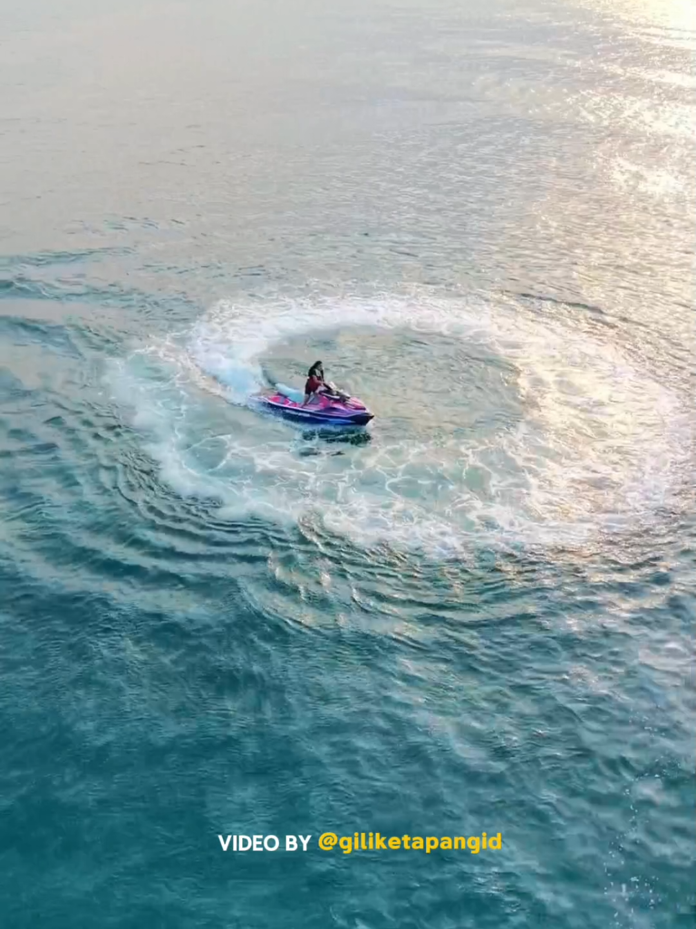 Sunset, sea, and a little adrenaline 🌅🌊 Ngebut di atas laut Gili Ketapang, sambil ngejar matahari pulang. 🛥️✨ ⏩ Pilot drone profesional ⏩ Drone Dji Mini 5 Pro ⏩ Jetski GTX 130 #jetskivideos #giliketapangid #probolinggo #fvpシ #videoviral 