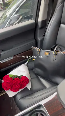 Coffee run, errands, work, plans… this bag 👜☕✨  #fallbag #leepurse #leebag #falltote #leetotebag 