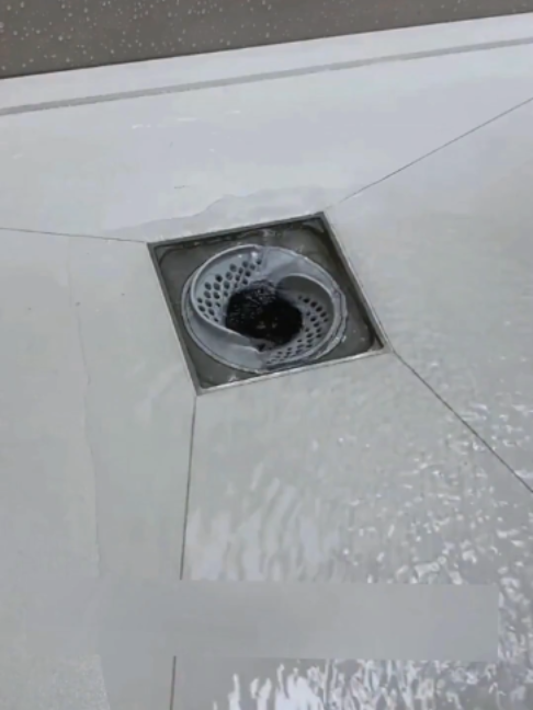 Nắp/lưới lọc thoát sàn phòng tắm kiểu xoáy—thiết kế chống tắc nghẽn giúp giữ lại tóc, dùng cho vòi hoa sen, bồn rửa và bồn tắm. #ThoátSàn #ThoátNướcKiểuXoáy #ĐồDùngThiếtYếuChoGiaĐình