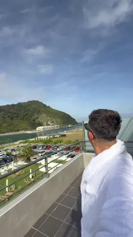 Los secretos 🤫 normalmente se guardan en una caja fuerte y no salen de ahí. Pero yo te voy a contar el de esta joya escondida en el corazón de Euskadi! Te presento el Hotel & Thalasso Villa Antilla. Situado en plena costa, desde el cual verás la playa de Orio. Un hotel perfecto para escapadas, donde pasar una semana probando todos sus masajes y tratamientos. Desde su talaso con agua de mar (sí, has leido bien 🌊) hasta sus packs para darte un capricho cada día de la semana. Una de las claves es que después del pedazo desayuno buffet con productos frescos, puedes coger sus bicicletas gratuitas para recorrer el pueblo, o incluso acercarte a los pueblos costeros cercanos. 🤫 Aunque yo te recomiendo ir de pintxos a Donosti que te pilla a solo unos minutos 😍🤤 Encuentra más información en villaantilla.com.  PubIi | Hotel Thalasso Villantilla #hotel #orio #euskadi #desayuno #spa 
