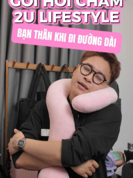 [REVIEW KHÔNG BOOKING] VIDEO REVIEW GỐI TỰA CỔ HÌNH DẤU HỎI QUESTION PILLOW 2U.LIFESTYLE ✔️ Thiết kế Dấu hỏi (?) độc lạ & Nâng đỡ cổ vai gáy hoàn hảo: Tạo hình dấu hỏi độc đáo ôm trọn vùng cổ, nâng đỡ điểm tựa đầu tự nhiên giúp giảm áp lực lên đốt sống cổ khi ngồi ô tô, làm việc hay nghỉ trưa. ✔️ Chất liệu bông gòn cao cấp & Bề mặt vải mềm mịn: Vải bọc ngoài êm ái, thoáng khí không gây nóng bí hay ngứa da; ruột bông nhồi đàn hồi tốt, giữ dáng chuẩn không lo xẹp lún sau thời gian dài sử dụng. ✔️ Sử dụng đa năng & Món quà tặng/Decor cực chất: Kiểu dáng gọn nhẹ dễ mang đi du lịch, dùng làm gối ôm, gối tựa lưng, trang trí ghế sofa, không gian xe hơi hoặc làm quà tặng bất ngờ, hài hước cho bạn bè. Rất mong quý khách hàng/ khán giả có thể để lại bình luận/ góp ý hay sản phẩm quan tâm nhé. * Chúng tôi nhận hoa hồng từ các nhãn hàng khi bán/ giới thiệu/ trải nghiệm các sản phẩm được liên kết với video này. * Chuyên viên bán hàng (Video Affiliate): Việt Anh (@lifebywozi) #taphoagiare #pewpew #goituadau #2ulifestyle