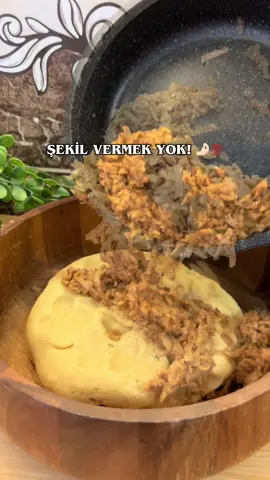 🍎 Pratik elmalı kurabiye arayanlar buraya! Elmalı harcı ayrı ayrı hazırlamak, kurabiyeye tek tek şekil vermek yok! 😍 İç harcı için: * 3 küçük boy elma (büyükse 2 adet) * 1 yemek kaşığı toz şeker * 1 tatlı kaşığı tarçın * 1 çay bardağı ceviz Hamuru için: * 200 g tereyağı * 1 adet yumurta * Yarım su bardağı pudra şekeri * 1 paket vanilya * 1 paket kabartma tozu * 3 su bardağı un Üzeri için: * Pudra şekeri 🍎 Önce rendelenmiş elmaları, toz şekeri, tarçını ve cevizi tavaya alıp birlikte pişirelim. Elmalar suyunu salıp çekene ve yumuşayana kadar ara ara karıştıralım. Ardından iç harcı soğumaya bırakalım. Hamuru için oda sıcaklığındaki tereyağı, yumurta, pudra şekeri, vanilya ve kabartma tozunu karıştıralım. Unu azar azar ekleyerek yumuşak kıvamlı bir hamur yoğuralım. Soğuyan elmalı harcı hamura ekleyip her yerine gelecek şekilde güzelce karıştıralım. Dondurma kaşığıyla hamurdan parçalar alıp hafifçe şekillendirelim ve yağlı kağıt serili tepsiye dizelim. Önceden ısıtılmış 170°C fansız fırında yaklaşık 25 dakika kontrollü şekilde pişirelim. Fırından çıkan kurabiyeler tamamen soğuduktan sonra üzerine pudra şekeri serpelim. 🤍 Mis gibi tarçın kokusu, bol elma ve ceviz… Çayın yanına tam bir sonbahar kurabiyesi! 🍎☕ . #elmalıkurabiye #cookie #pratiktarifler #kolaytarifler #çaysaati 